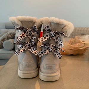 Ugg boots look brand new! Have only been worn a handful of times.